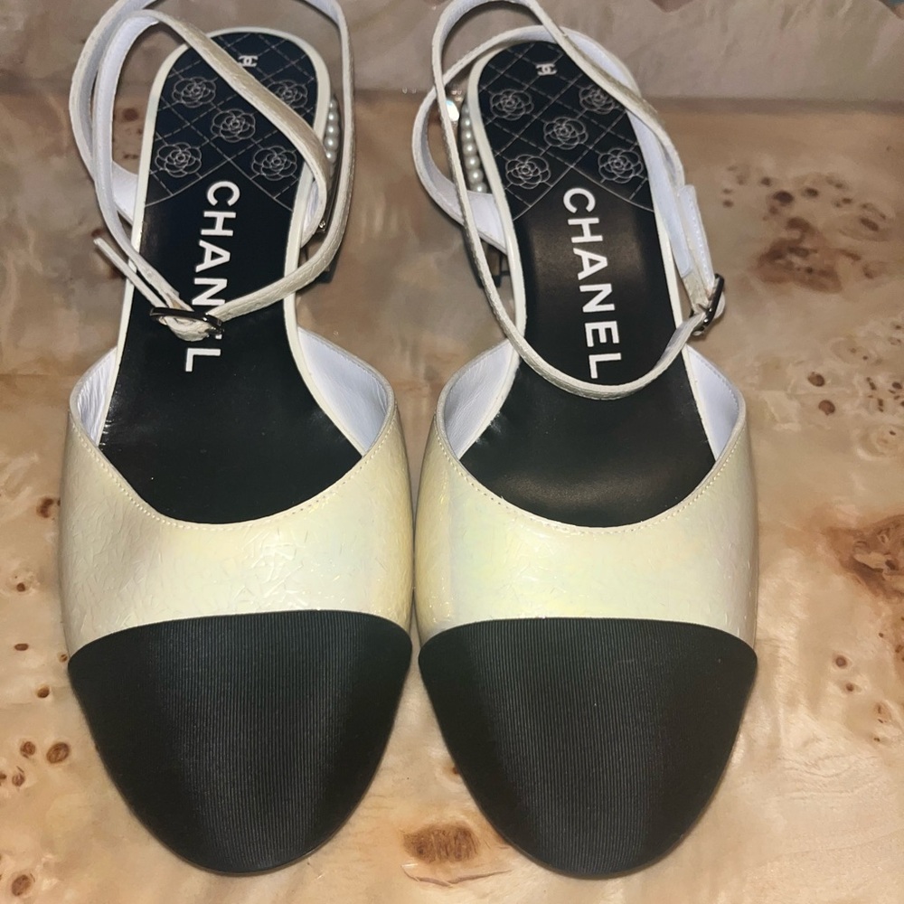 Chanel Women's Black and Cream Shoes - Picture 3 of 6